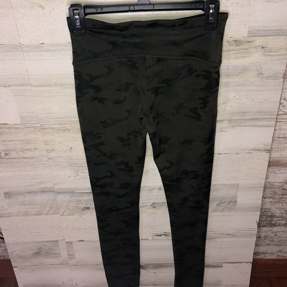 SPANX camo leggings in matte black camo size medium camo gym active leggings​​ - Picture 6 of 6